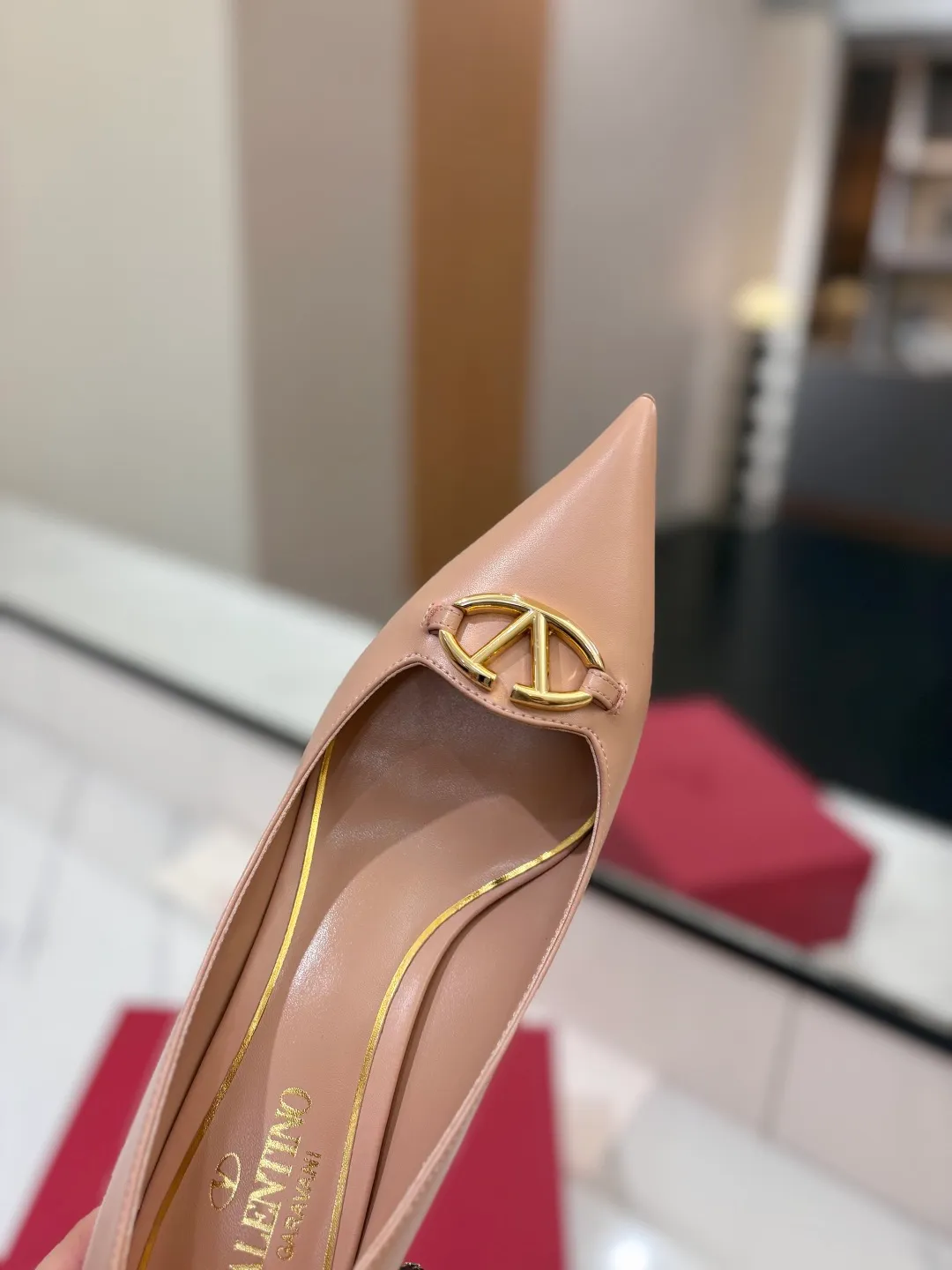 💕💕Factory direct selling price p520💕💕 VALENTINO’s hottest new high-heeled shoes, latest logo buckle, perfect combination with sexy pointed toe❤️‍🔥❤️‍🔥❤️‍🔥❤️‍🔥It is simply the pinnacle of summer fashion💖💖💖💖original replica Upper: patent leather, subleather Outsole: Italian leather outsole Heel height: 6.5cm Size: 35-39 (40 41 42 customized, non-refundable and non-exchangeable)